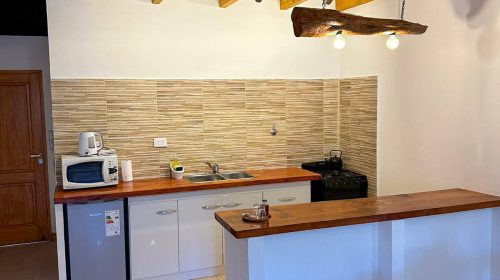 Cocina completamente equipada en nuestro departamento para tres personas en Esquel