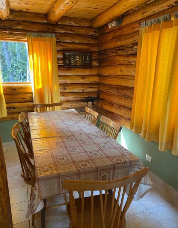 Comedor en nuestra cabaña dentro del Parque Nacional Los Alerces