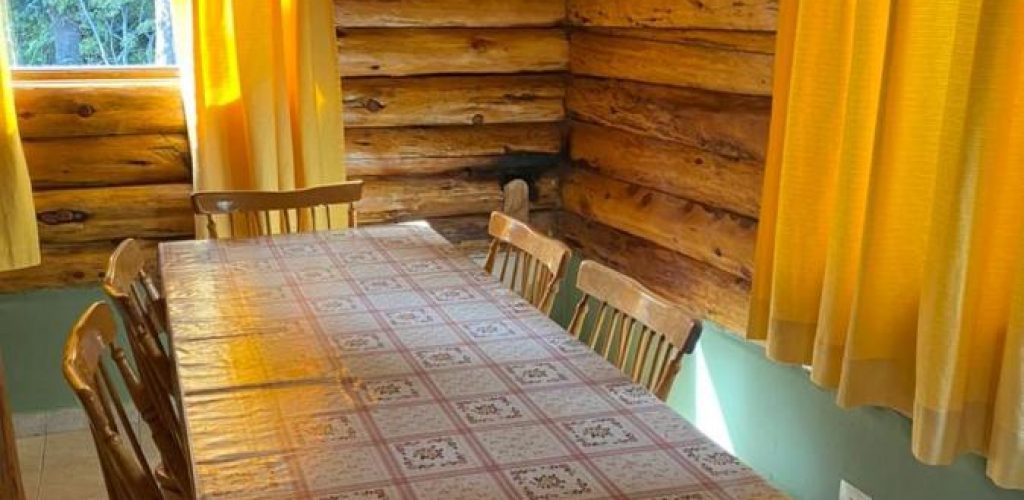 Comedor en nuestra cabaña dentro del Parque Nacional Los Alerces