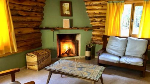 Living con hogar prendido en cabaña dentro del Parque Nacional Los Alerces