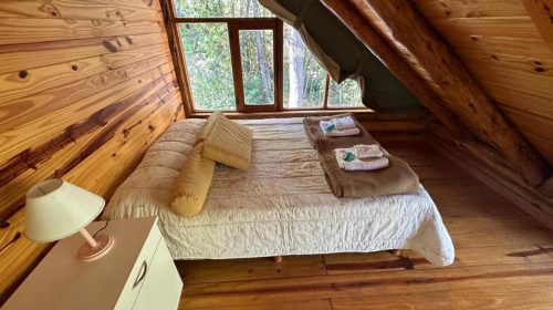 Dormitorio matrimonial en cabaña dentro del Parque Nacional Los Alerces