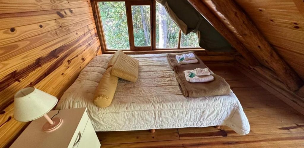 Dormitorio matrimonial en cabaña dentro del Parque Nacional Los Alerces
