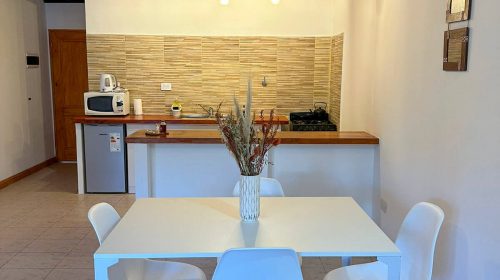 Comedor y cocina en departamento en Esquel