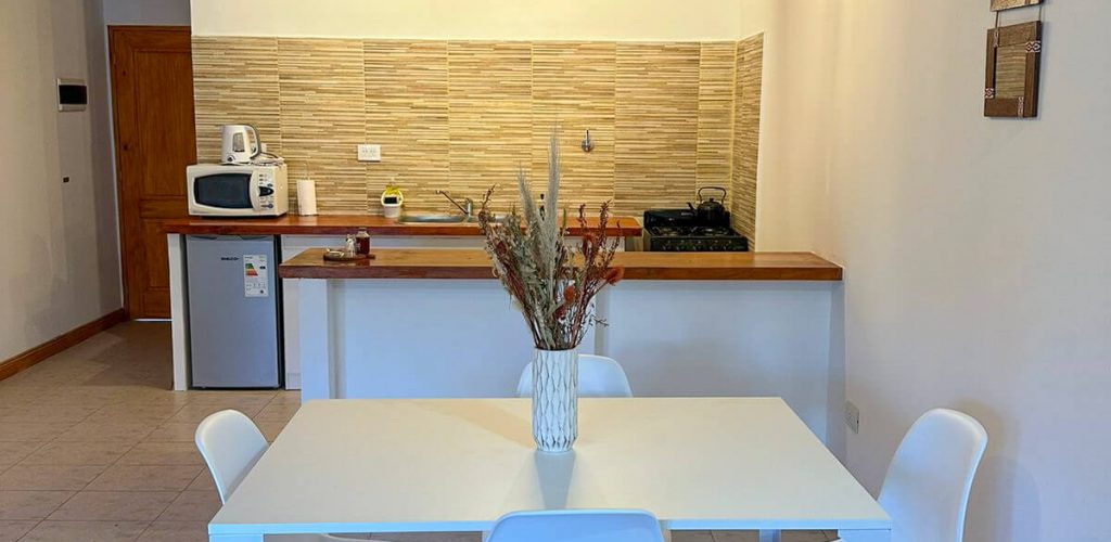 Comedor y cocina en departamento en Esquel
