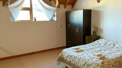 Dormitorio con vista a las montañas en Esquel