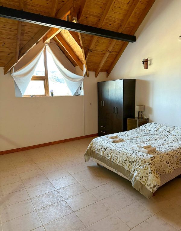 Dormitorio con vista a las montañas en Esquel