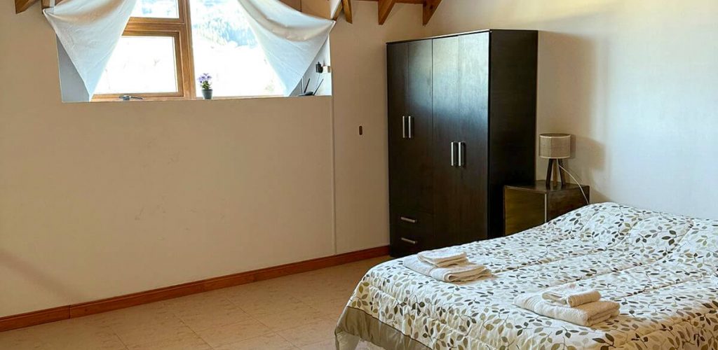 Dormitorio con vista a las montañas en Esquel