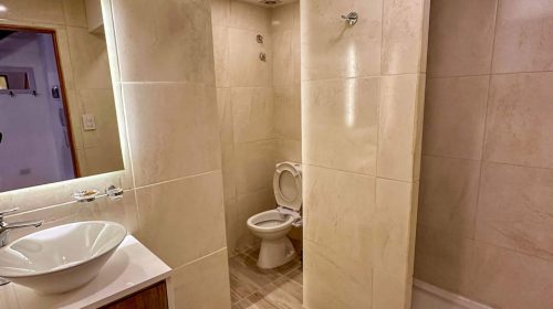 Baño de uno de nuestros departamentos para alquiler temporario en Esquel