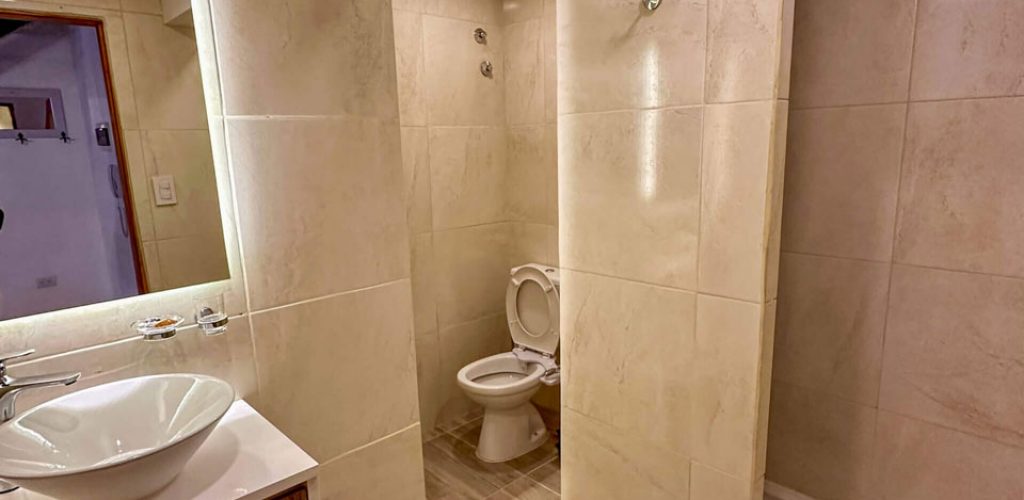 Baño de uno de nuestros departamentos para alquiler temporario en Esquel