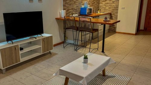 Living y cocina de uno de nuestros departamentos para alquiler temporario en Esquel