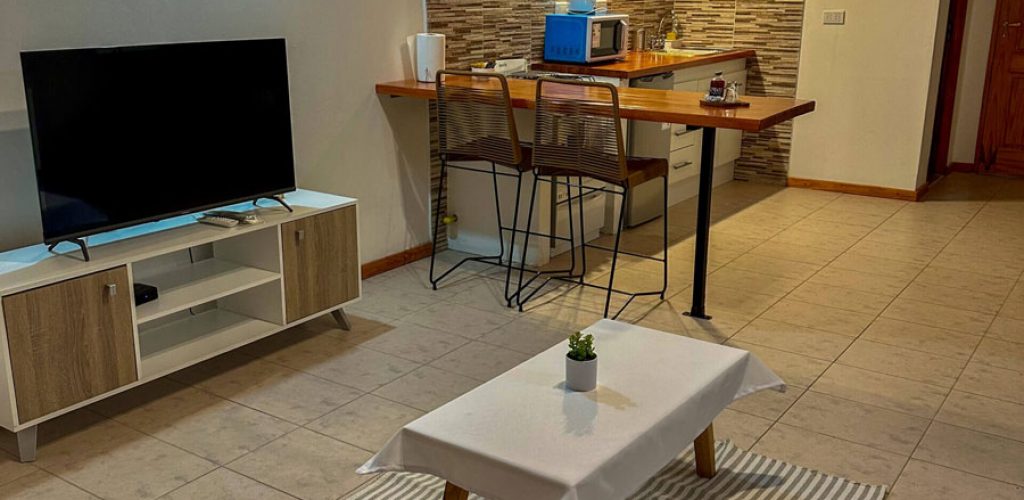 Living y cocina de uno de nuestros departamentos para alquiler temporario en Esquel