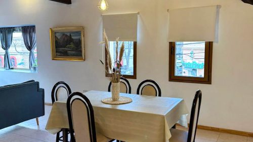 Comedor en departamento temporario en Esquel