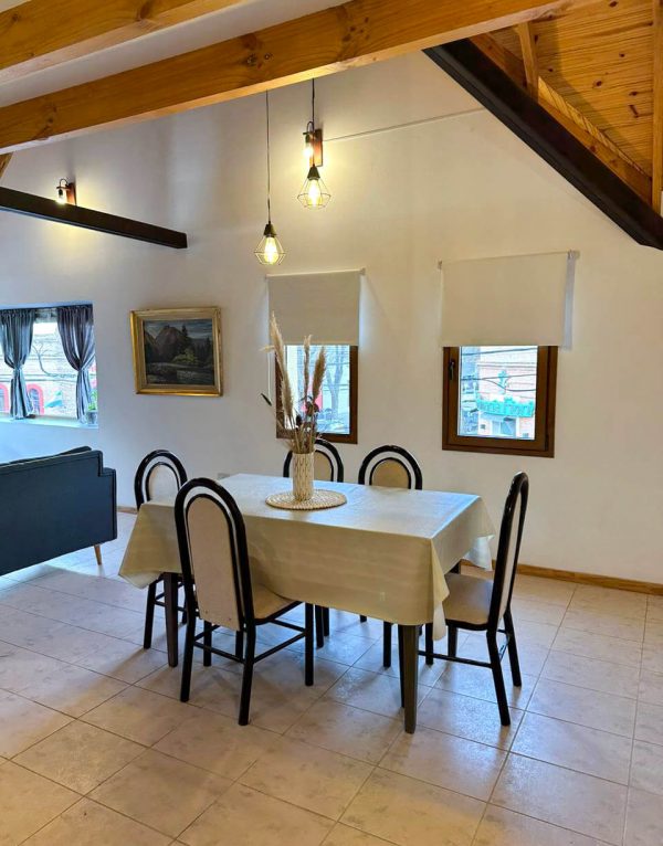 Comedor en departamento temporario en Esquel