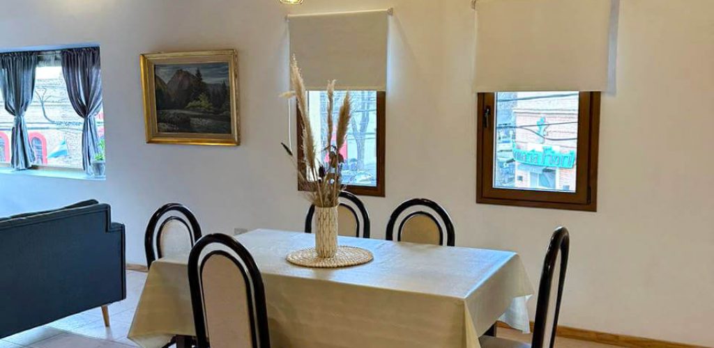 Comedor en departamento temporario en Esquel